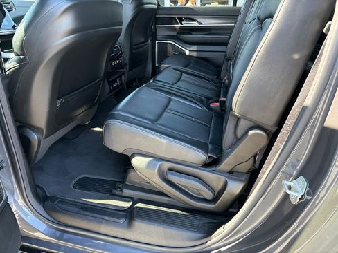 Used 2024 Jeep Wagoneer L Series II w/ Flexible Seating Group AWD/4WD image 21