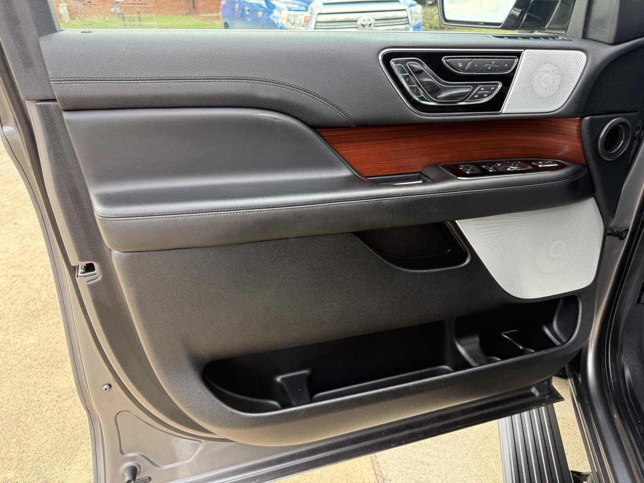 Used 2021 Lincoln Navigator Reserve w/ Luxury Package RWD image 32