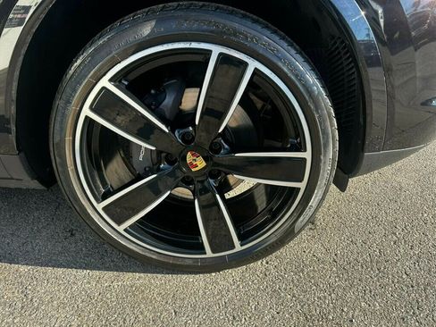 Used 2020 Porsche Cayenne w/ Premium Package image 31