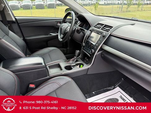 Used 2017 Toyota Camry SE w/ Moonroof Package FWD image 33