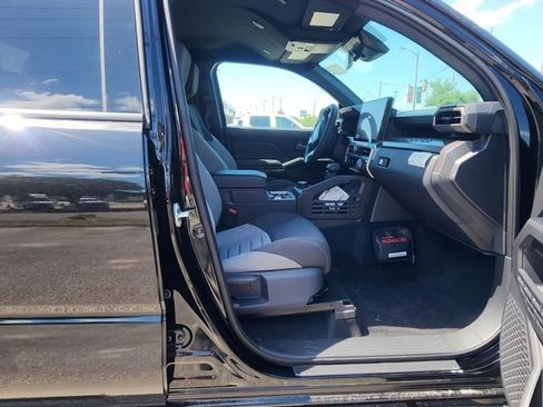 Used 2025 Toyota Tacoma TRD Sport AWD/4WD image 10
