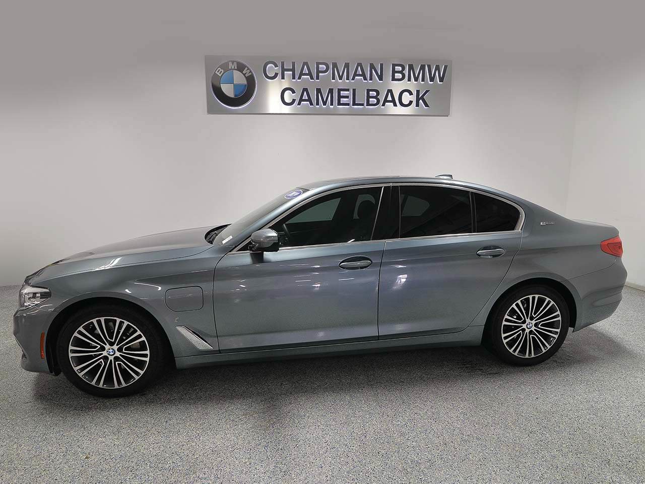Used 2019 BMW 530e w/ Convenience Package RWD image 3