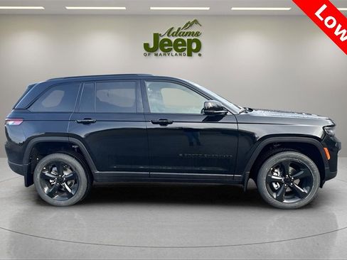 Used 2025 Jeep Grand Cherokee Altitude image 4