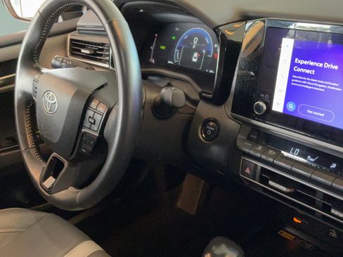 Used 2025 Toyota Camry SE w/ Convenience Package FWD image 37