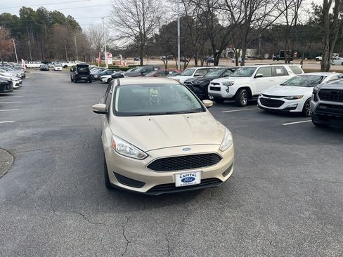 Used 2017 Ford Focus SE image 6