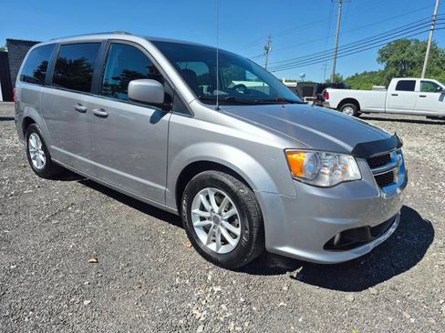 Used 2019 Dodge Grand Caravan SXT FWD image 2