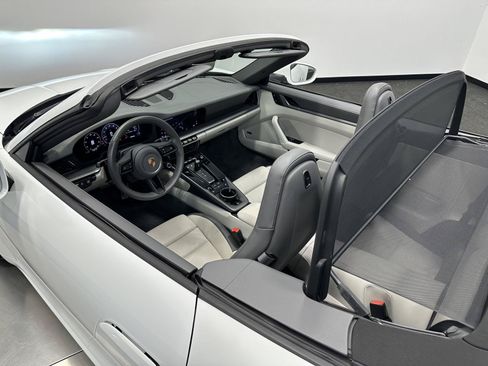 Used 2025 Porsche 911 Carrera RWD image 18