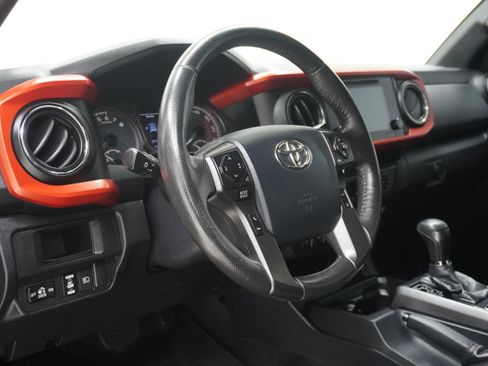Used 2018 Toyota Tacoma TRD Sport w/ Technology Package RWD image 12