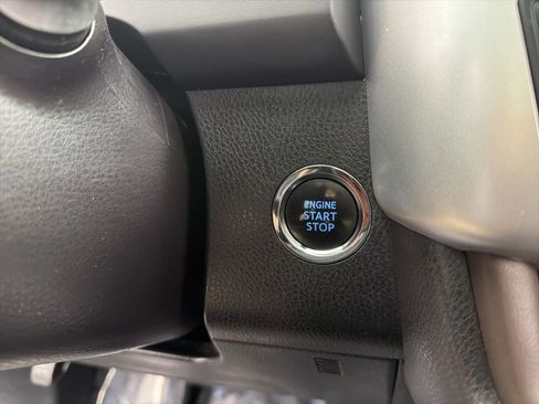 Used 2018 Toyota Highlander XLE AWD/4WD image 19