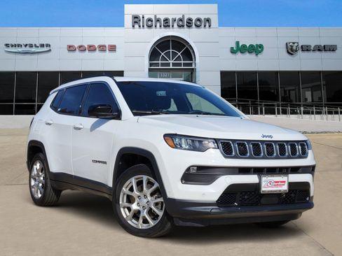 Used 2024 Jeep Compass Latitude w/ Sun and Sound Group image 1