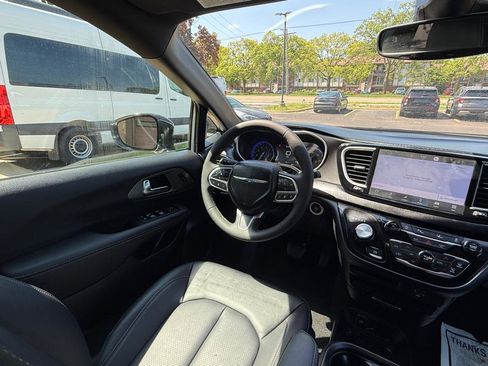 Used 2026 Chrysler Pacifica Select FWD image 12