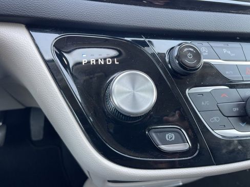 Used 2024 Chrysler Pacifica Touring-L image 16