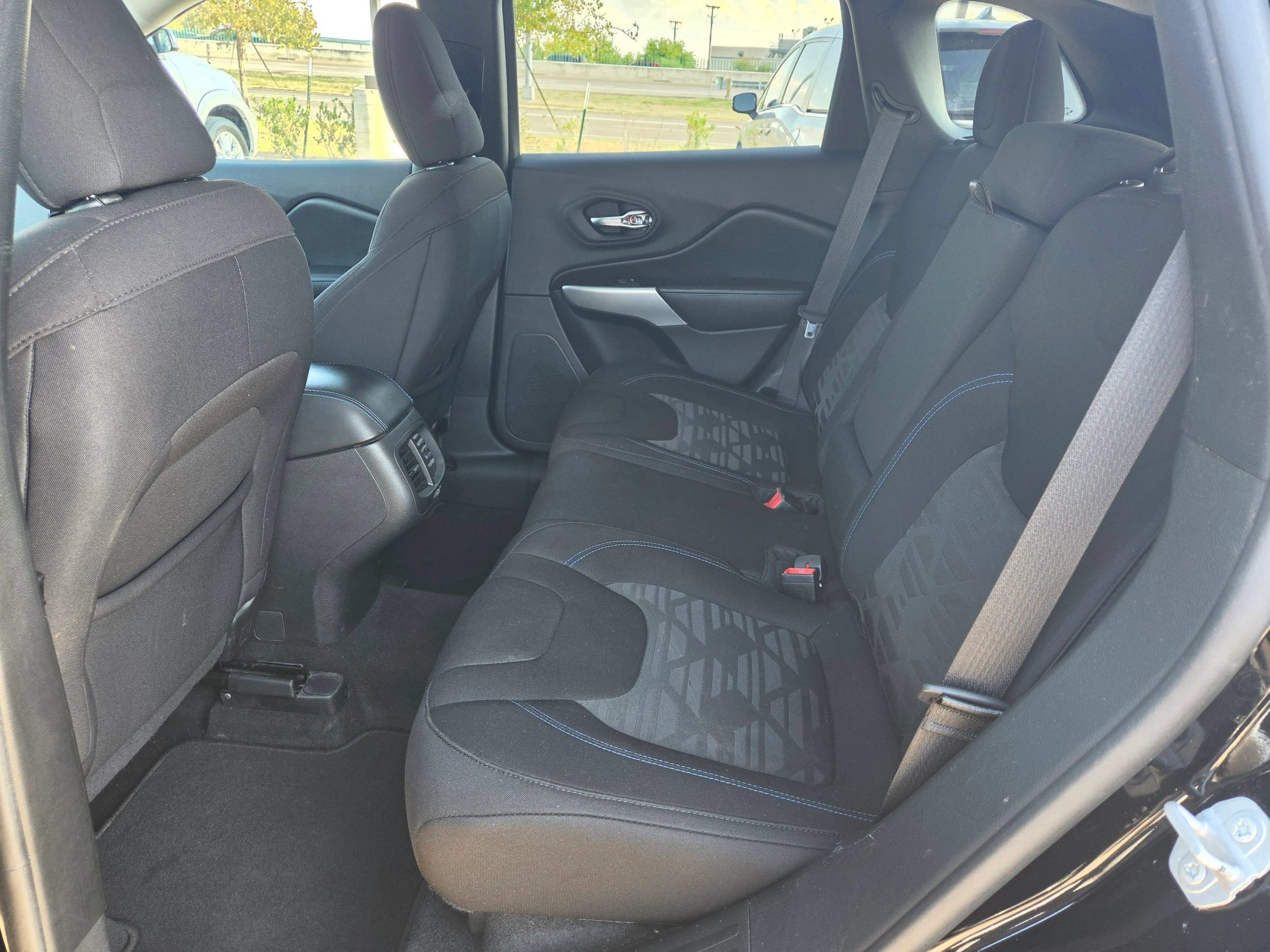 Used 2020 Jeep Cherokee Latitude AWD/4WD image 13