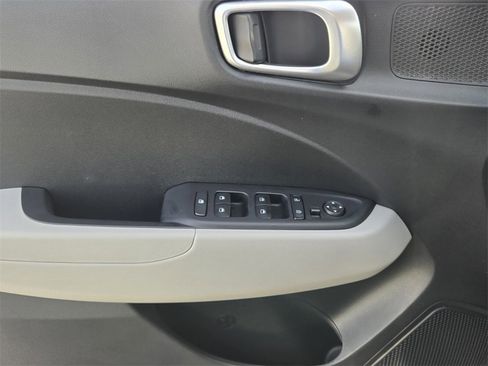 Certified 2025 Hyundai Venue SEL image 30