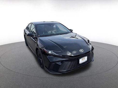 Used 2025 Toyota Camry SE image 3