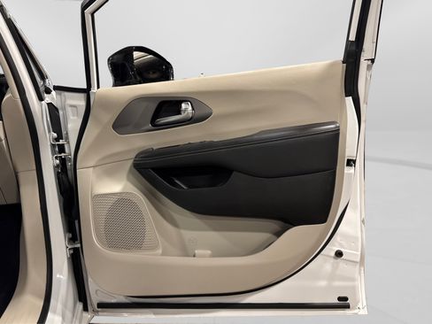 Used 2024 Chrysler Pacifica Touring-L FWD image 40