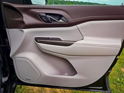 Certified 2023 GMC Acadia SLT w/ Preferred Package image 50