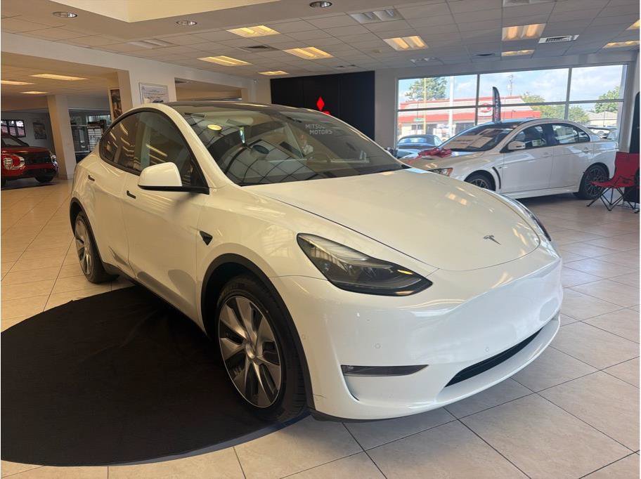 Used 2022 Tesla Model Y Long Range AWD/4WD image 3