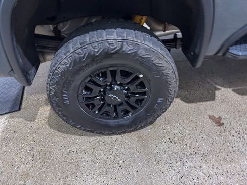 Used 2025 Chevrolet Silverado 2500 ZR2 w/ Technology Package image 30