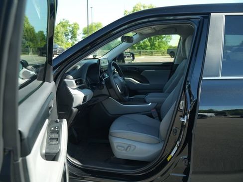 Used 2023 Toyota Highlander L FWD image 11