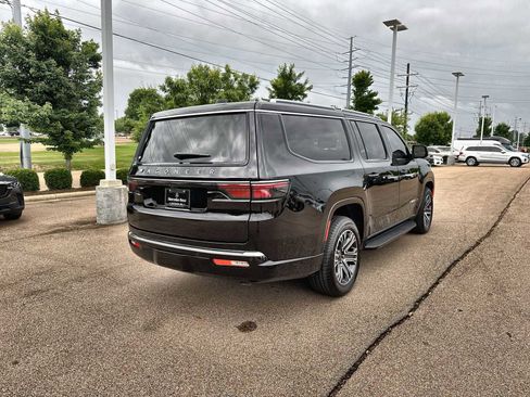 Used 2025 Jeep Wagoneer L Series II w/ 8-pass Seating Package AWD/4WD image 8