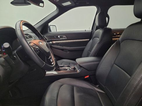 Used 2018 Ford Explorer XLT w/ Equipment Group 202A AWD/4WD image 17