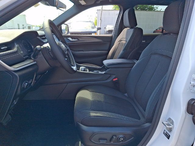 New 2026 Jeep Grand Cherokee Laredo w/ MOPAR Finishing Package AWD/4WD image 13