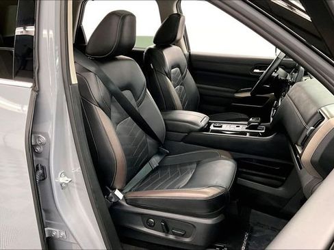 Used 2024 Nissan Pathfinder Platinum w/ Lighting Package (N93) AWD/4WD image 8