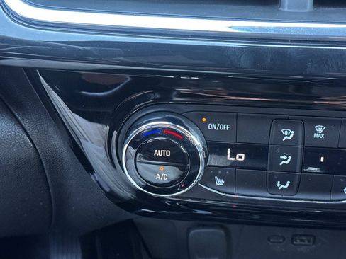 Used 2025 Chevrolet Trax RS FWD image 27