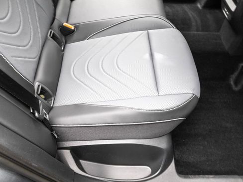 Used 2025 Volkswagen Tiguan SE image 27