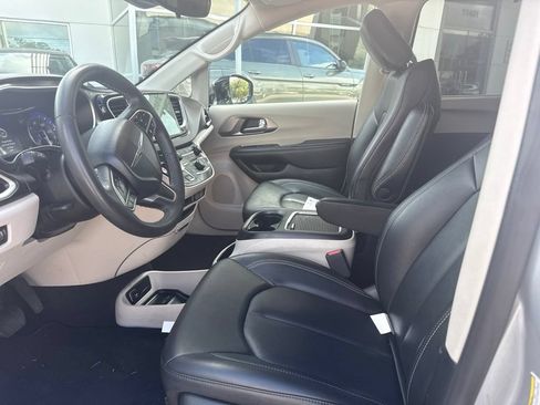 Used 2024 Chrysler Pacifica Touring-L FWD image 2