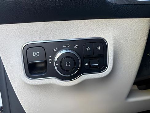 Used 2022 Mercedes-Benz GLB 250 w/ Premium Package Lite image 12