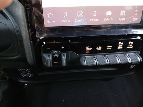 New 2025 RAM 2500 Laramie AWD/4WD image 12