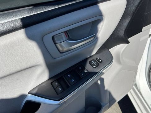 Used 2015 Toyota Camry LE FWD image 12