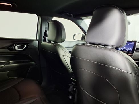 Used 2025 Jeep Compass Latitude w/ Altitude Special Edition image 11