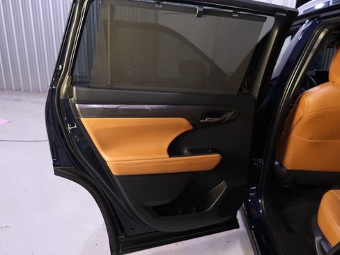 Used 2024 Toyota Highlander Platinum image 32