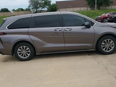 Used 2021 Toyota Sienna XLE AWD/4WD image 9