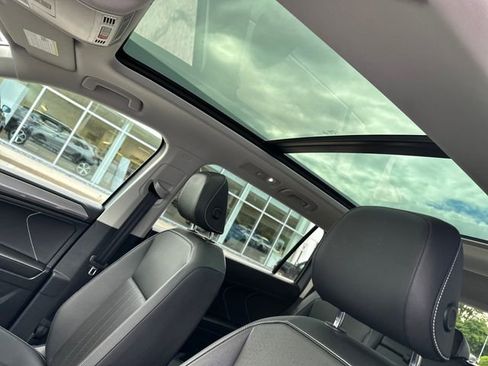 Certified 2023 Volkswagen Tiguan SE w/ Panoramic Sunroof Package AWD/4WD image 29