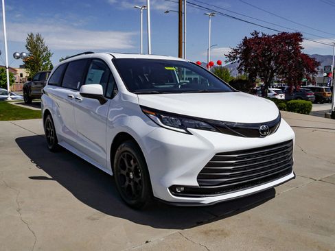 New 2026 Toyota Sienna XLE Woodland Edition AWD/4WD image 2