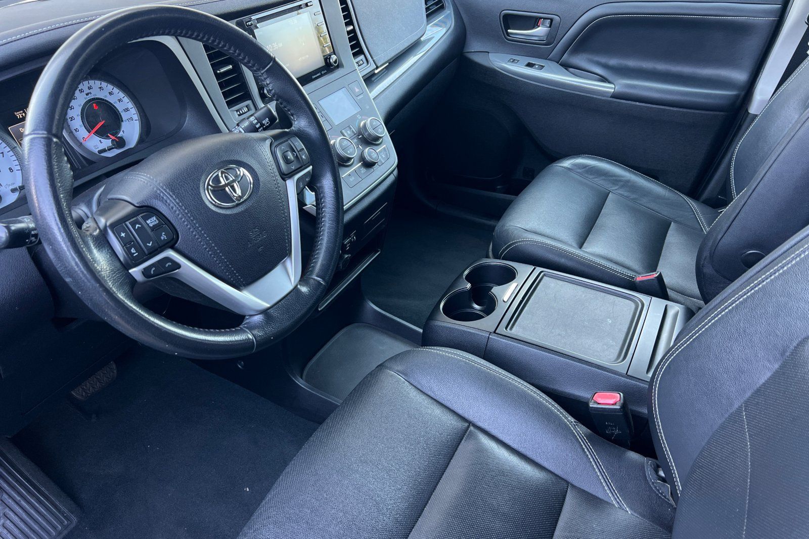 Used 2020 Toyota Sienna SE w/ Carpet Mat Package FWD image 9