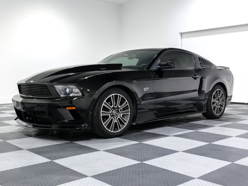 Used 2010 Ford Mustang GT image 3