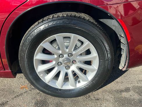 Used 2019 Chrysler 300 Touring w/ Sport Appearance Package image 10