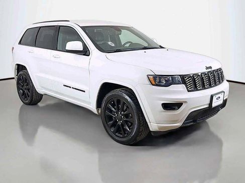 Used 2018 Jeep Grand Cherokee Altitude AWD/4WD image 39
