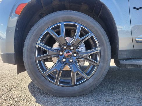 Used 2023 GMC Yukon SLT w/ SLT Luxury Package image 10