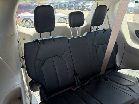 Used 2017 Chrysler Pacifica Touring-L FWD image 19