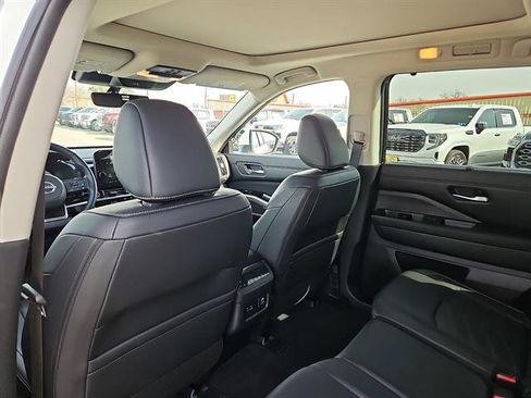 Used 2024 Nissan Pathfinder Platinum w/ Cargo Package image 9