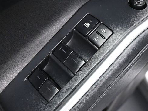 Used 2022 Toyota Highlander XLE image 4