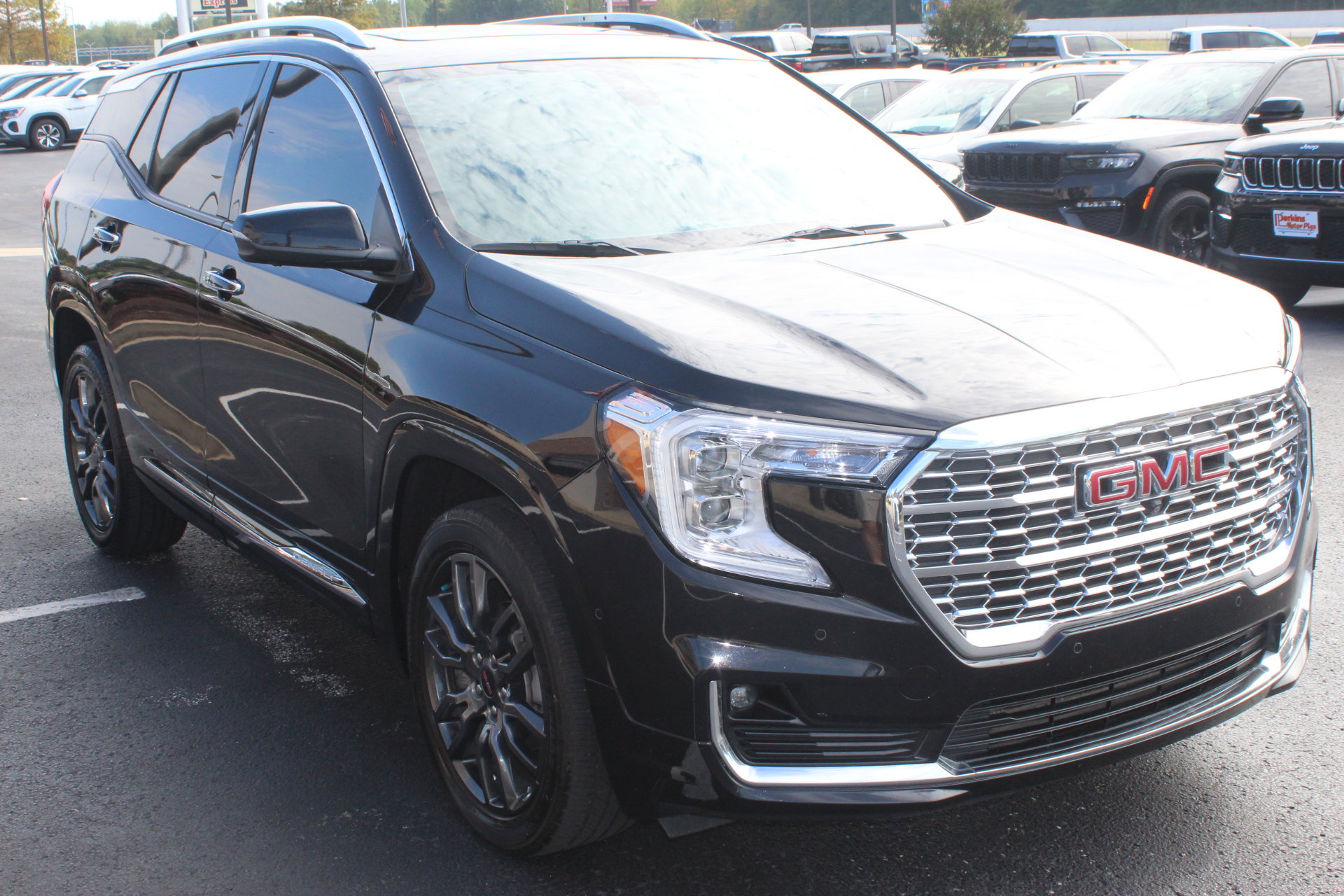Used 2023 GMC Terrain Denali w/ Black Diamond Edition AWD/4WD image 4