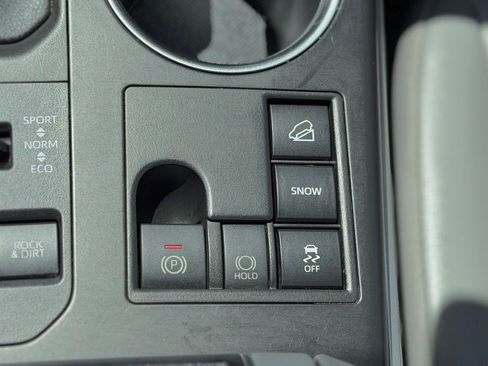 Used 2023 Toyota Highlander XLE AWD/4WD image 24