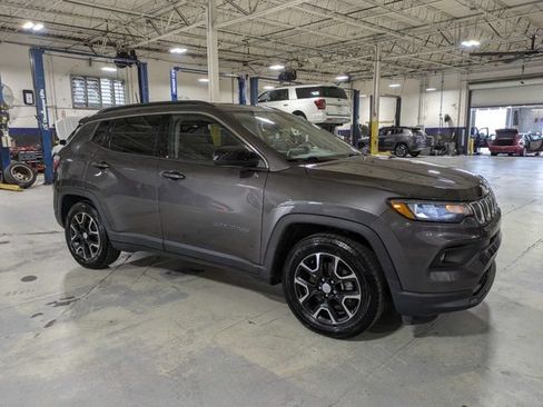 Used 2022 Jeep Compass Latitude FWD image 1
